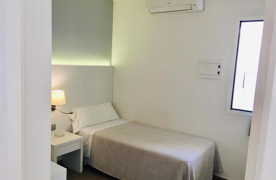 Otra vista detalle de la cama en una habitación individual de Hostal Pitiusa Ibiza