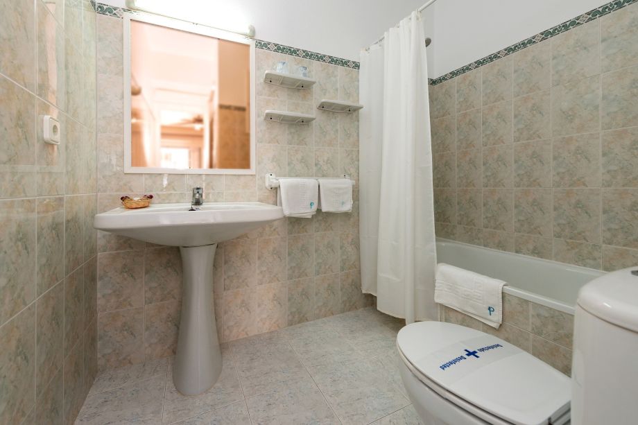 Cuarto de baño completo en habitación doble del Hostal Pitiusa Ibiza