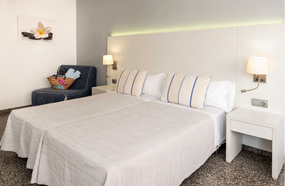 Otra vista detalle de la cama en una habitación doble de Hostal Pitiusa Ibiza